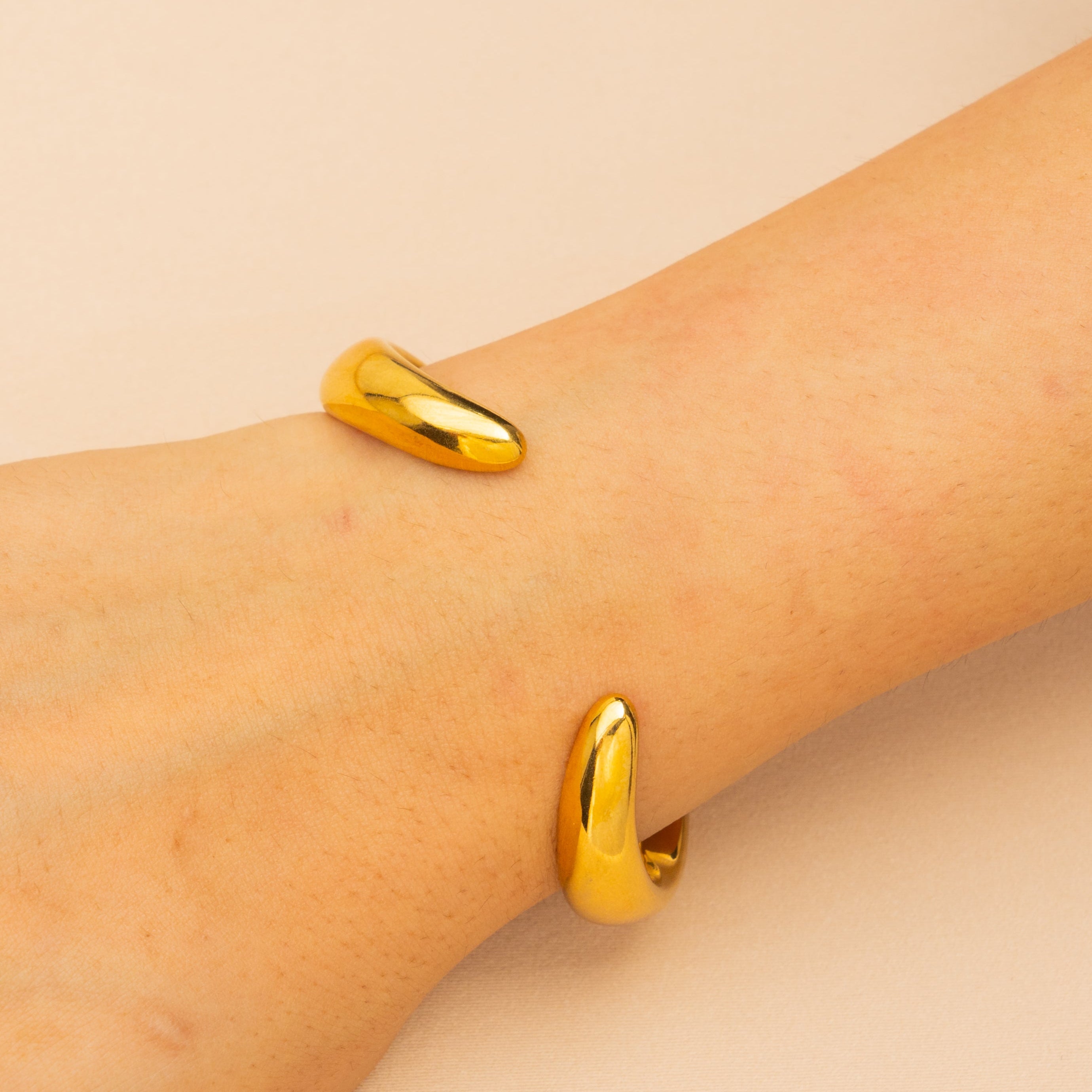 Fluid Curve Golden Bangle