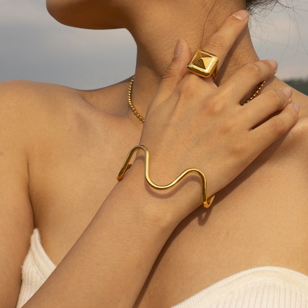 Mono Curve Bangle