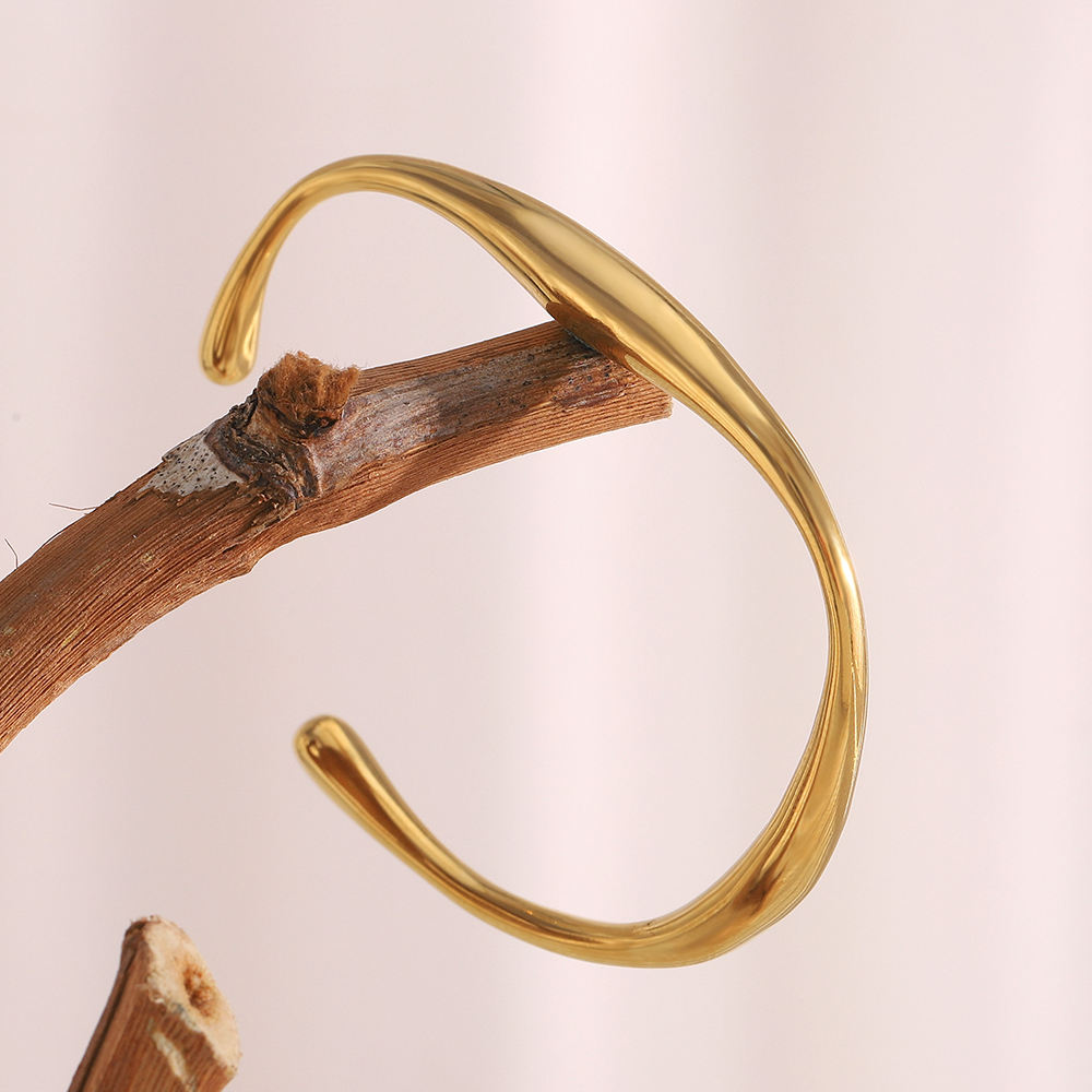 Breeze Band Curve Bangle
