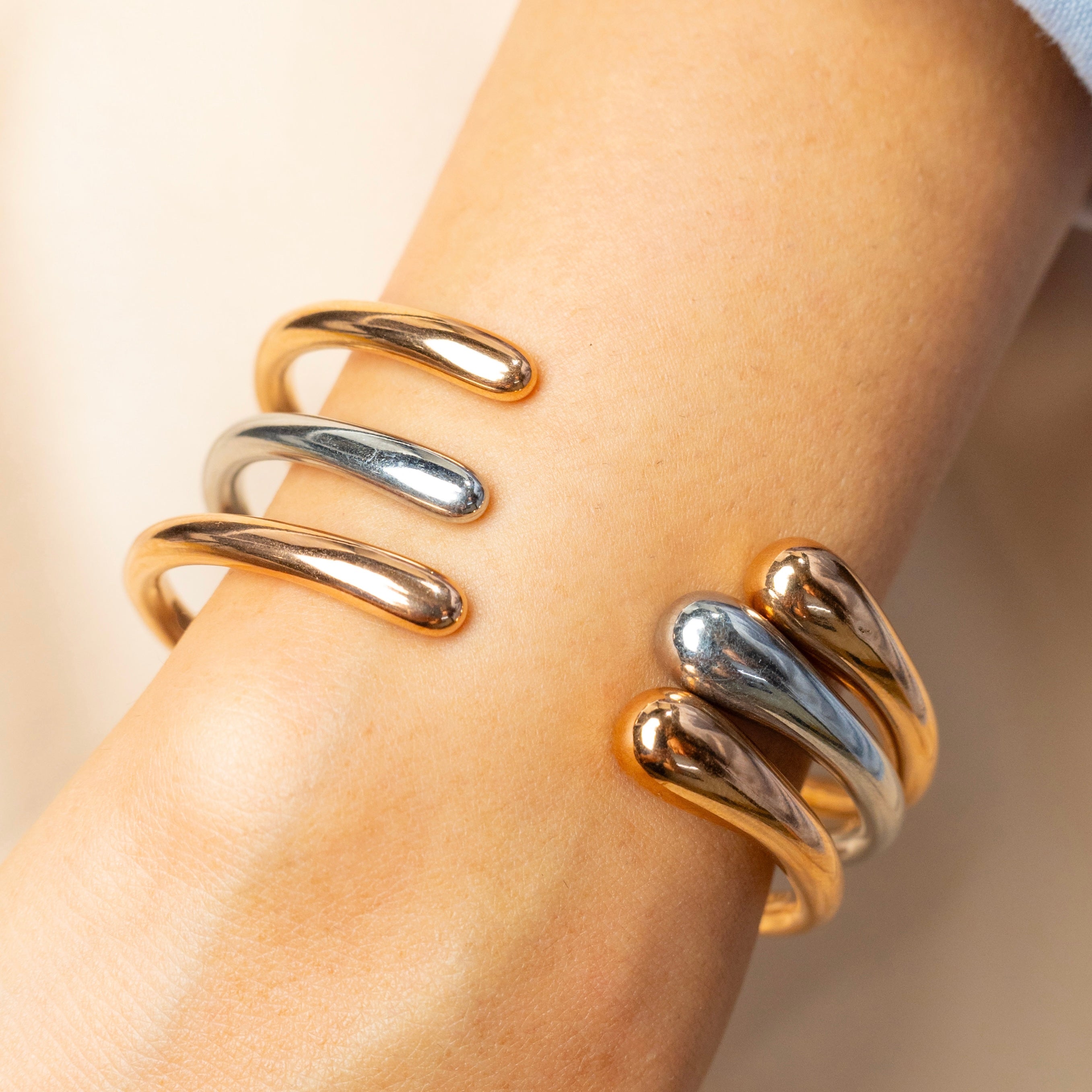 Sleek Plain Curve Bangle