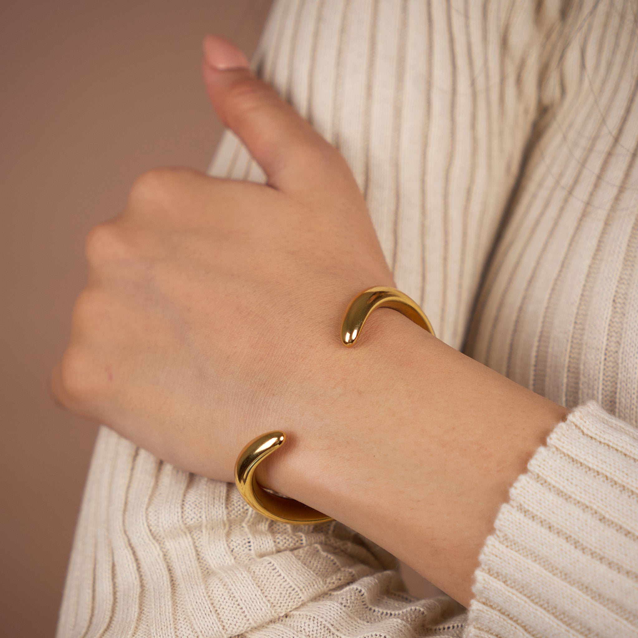 Fluid Curve Golden Bangle