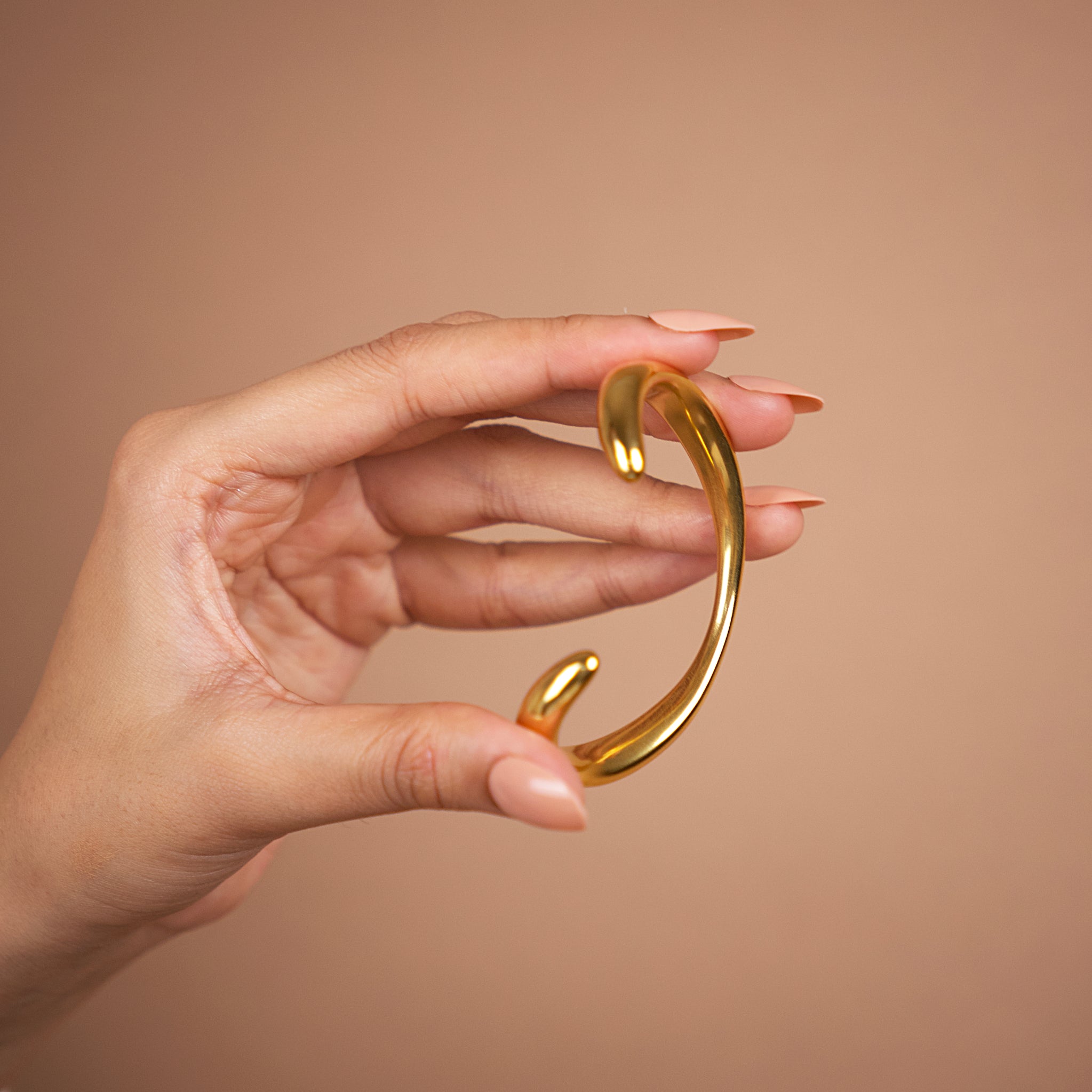 Fluid Curve Golden Bangle