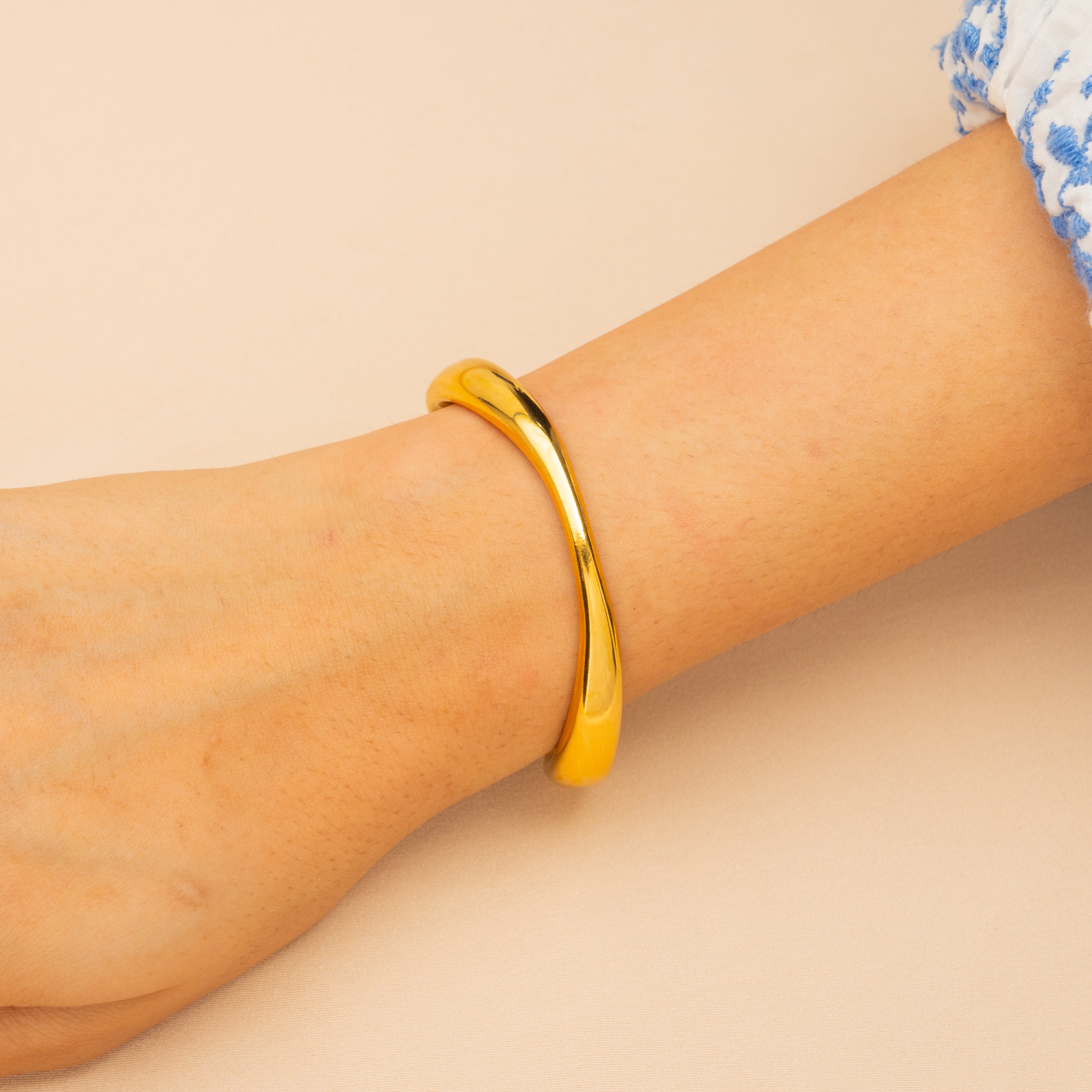 Fluid Curve Golden Bangle