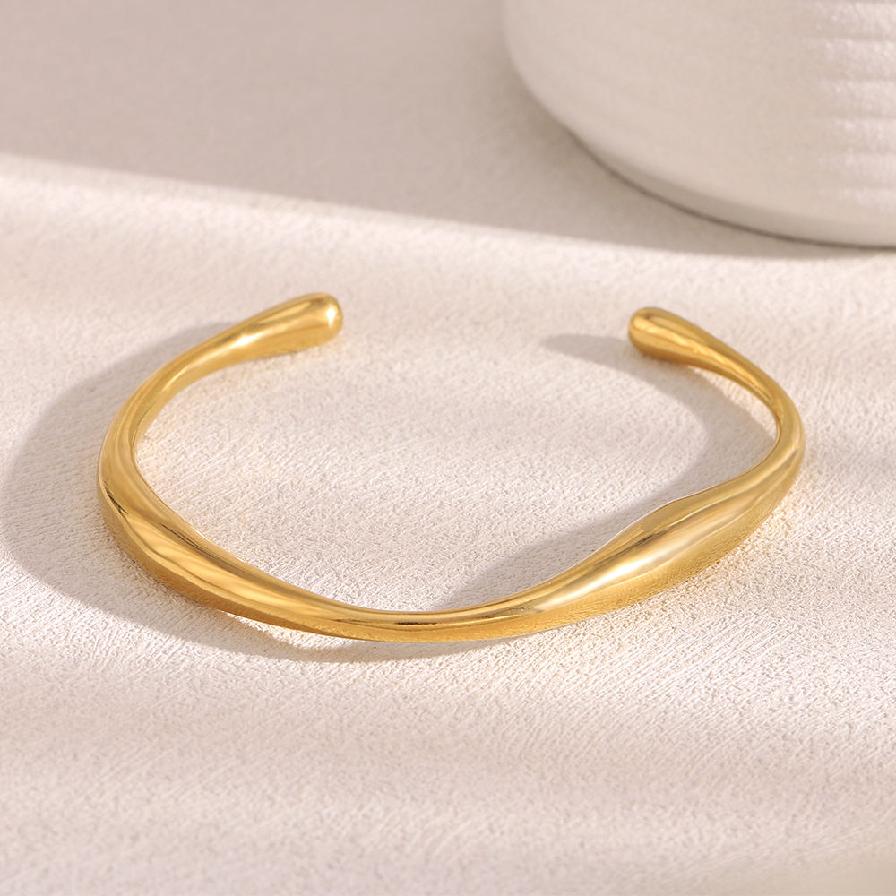 Breeze Band Curve Bangle